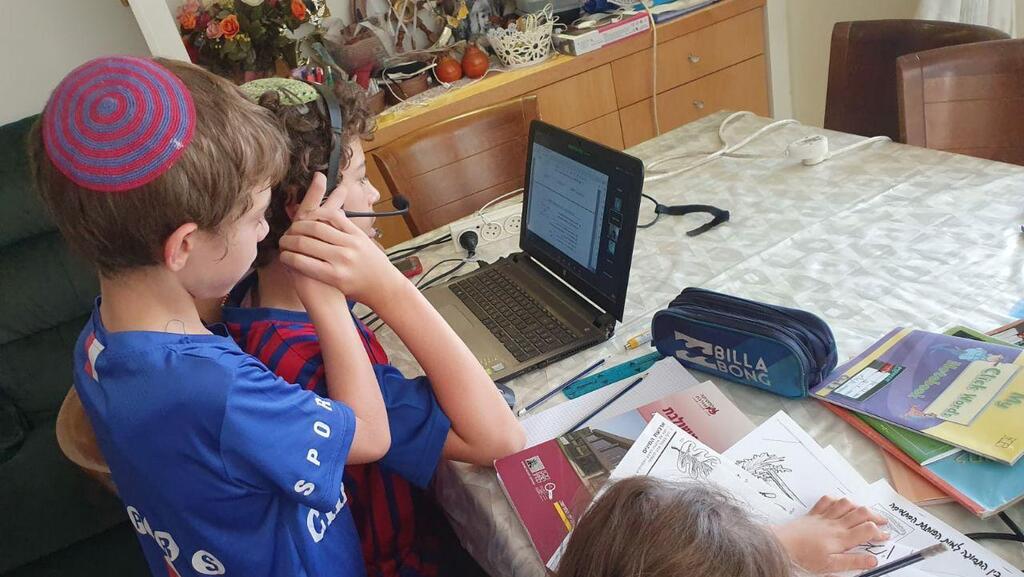 Israeli children trying to study remotely ( Photo: Courtesy) אר שלו ושחר