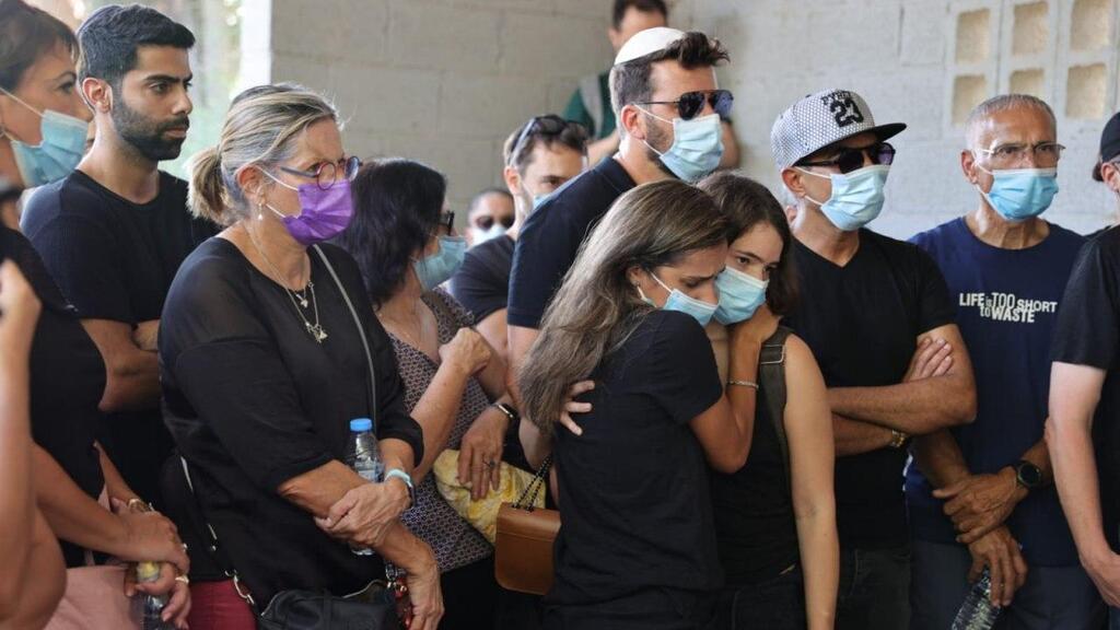 משפחתה של מירית הררי ז"ל בהלוויתה