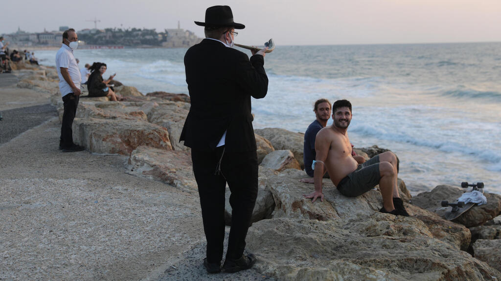 An Orthodox Jewish man blows the shofar as he performs a Tashlich Prayer at the beach during Jewish holiday of Rosh Hashanah in Tel Aviv (Photo: EPA) An Orthodox Jewish man blows the shofar as he performs a Tashlich Prayer at the beach during lockdown at the Jewish holiday of Rosh Hashanah in Tel Aviv