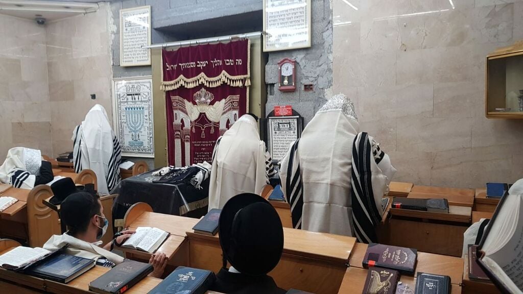 Synagogue prayers in Bnei Brak on Yom Kippur (Photo: Courtesy) מתפללים בבית הכנסת איצקוביץ בבני ברק