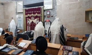 מתפללים בבית הכנסת איצקוביץ בבני ברק