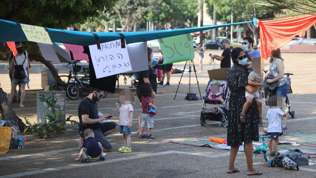 Parents protesting in Tel Aviv against the shuttering of kindergartens (Photo: Moti Kimchi) מחאת הורים על סגירת גני הילדים