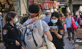 שוטרים אוכפים את ההנחיות בירושלים