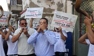מיצג מחאה: תקיעות שופר של ארגוני העצמאיים והעסקים בישראל - על העסקים שנסגרו בתקופת הקורונה