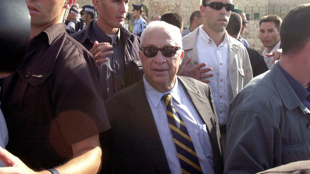שרון עולה להר הבית בספטמבר 2000 