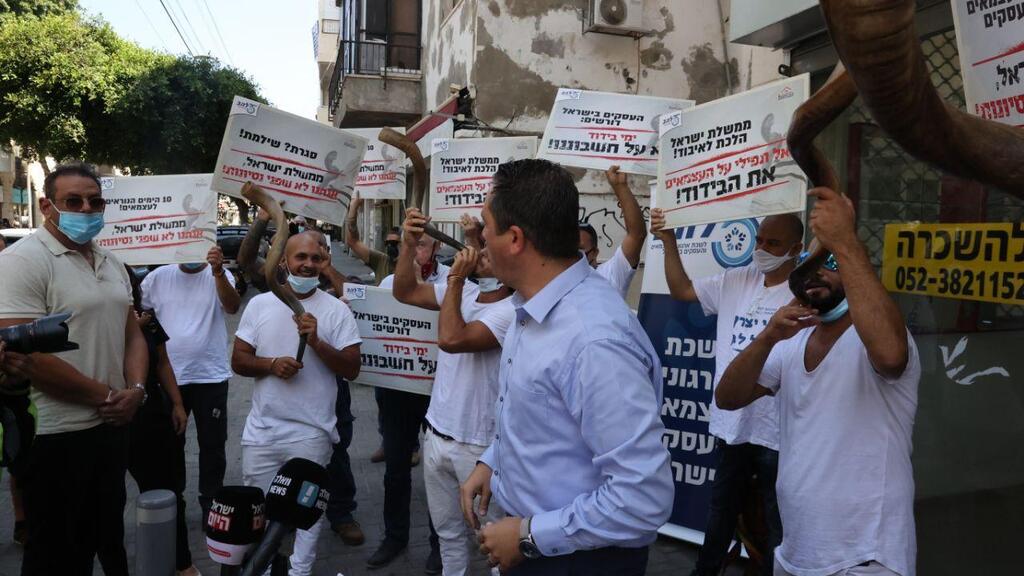 Business owners demonstrate in Tel Aviv against government policy during the coronavirus pandemic (Photo: Moti Kimchi) מיצג מחאה: תקיעות שופר של ארגוני העצמאיים והעסקים בישראל - על העסקים שנסגרו בתקופת הקורונה