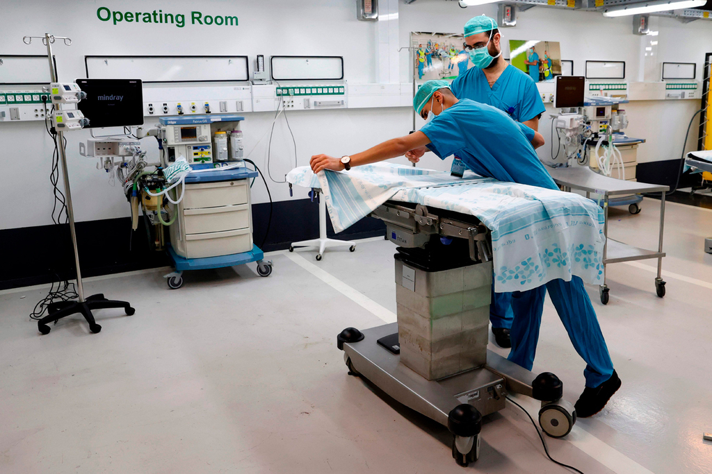 המתקן החדש ברמב"ם (צילום: AFP) מתקן טיפול נמרץ לחולי קורונה בחניון רמב"ם