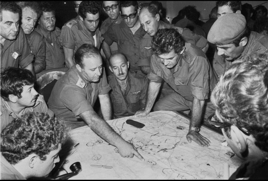 הרמטכ"ל לשעבר דוד אלעזר בהתייעצות בפיקוד צפון (צילום: דובר צה"ל, באדיבות ארכיון צה"ל ומערכת הביטחון) הרמכט"ל אלעזר בהתייעצות בפיקוד צפון