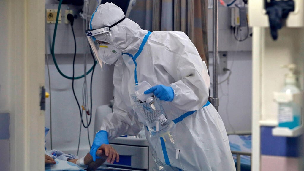 Treating a coronavirus patient at Barzilai Hospital in Ashkelon 