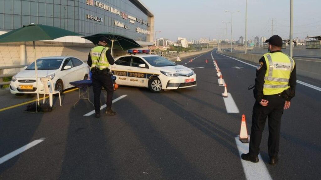 Police officers enforcing lockdown measures in the central city of Rishon Lezion (Photo: Israel Police) אכיפה בראשון לציון