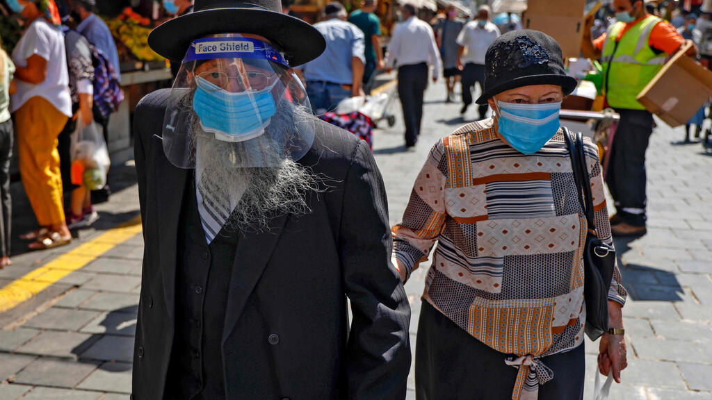 Jerusalem residents shop at Mahane Yehuda market on Thursday, a day before the stringent lockdown comes into effect (Photo: AFP) Jerusalem residents shop at Mahane Yehuda market on Thursday, a day before the stringent lockdown comes into effect