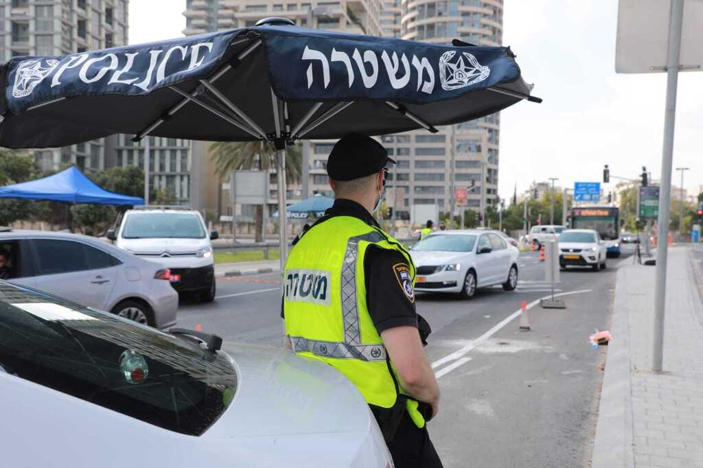בכביש ההלכה (צילום: דנה קופל) מחסום בכביש ההלכה בת"א