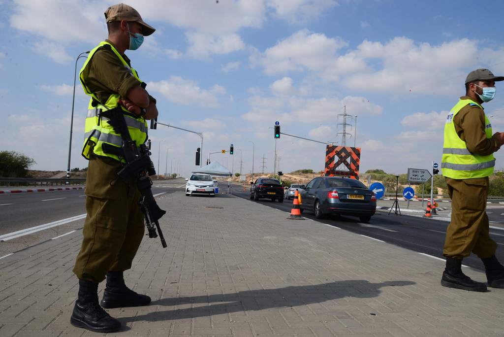 צילום: הרצל יוסף מחסומים ושוטרים בכניסה לבאר שבע