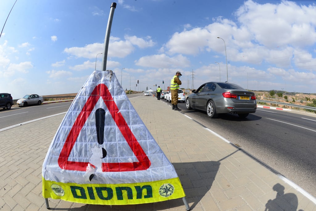 מחסום בכניסה לבאר שבע. הסגר המהודק נכנס לתוקף (צילום: הרצל יוסף) מחסומים ושוטרים בכניסה לבאר שבע