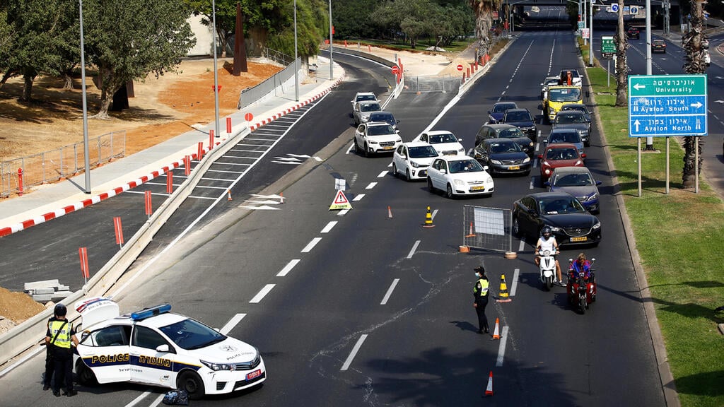 Police officers enforce COVID lockdown in 2020 (Photo: Reuters) מחסומים בתל אביב