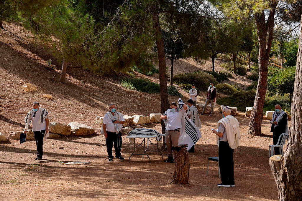 Praying outside in Jerusalem during the High Holidays (Photo: AFP) מתפללים במרחב הפתוח בירושלים
