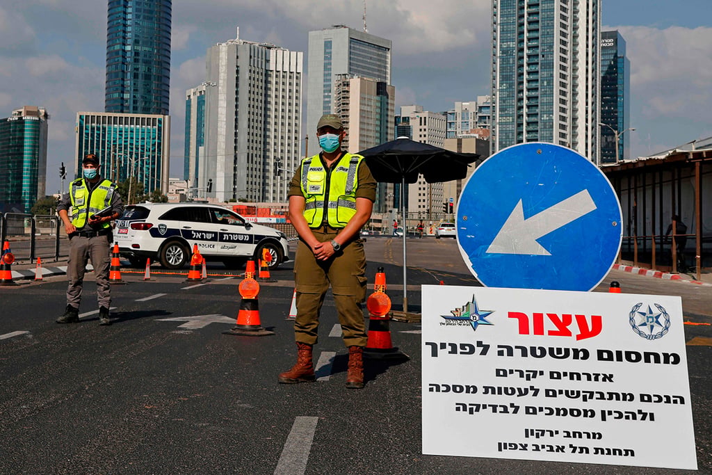 Soldiers and police in Tel Aviv enforcing Israel's second nationwide lockdown in September (Photo: AFP) מחסומים