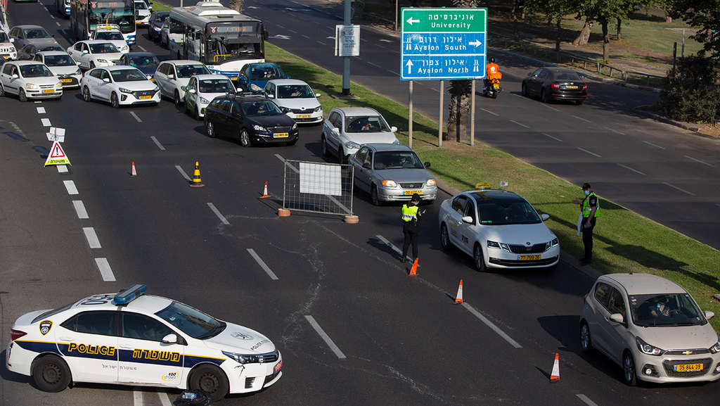 אחת מכל 16 בדיקות חיובית. הסגר בתל אביב (צילום: AP) מחסומים