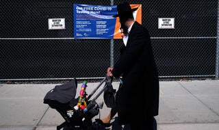 תושבים חרדים בשכונת בורו פארק ב ברוקלין ניו יורק ארה"ב ליד מרכז בדיקות קורונה