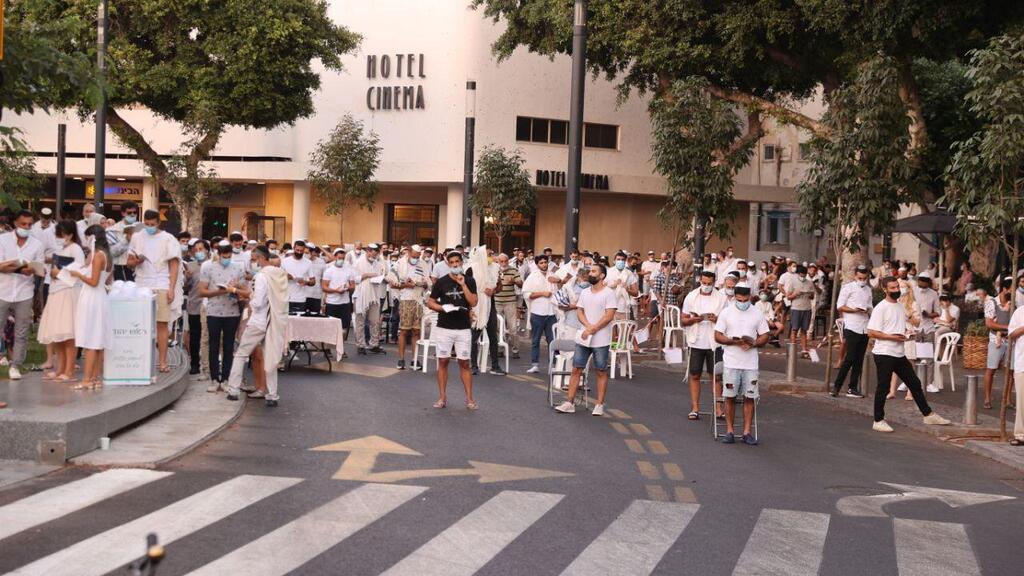 Praying outdoors in Tel Aviv's Dizengoff Circle on Yom Kippur (Photo: Moti Kimchi) בצל מגבלות הקורונה. תפילת נעילה המונית בכיכר דיזנגוף