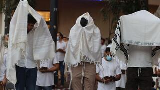 בצל מגבלות הקורונה. תפילת נעילה המונית בכיכר דיזנגוף