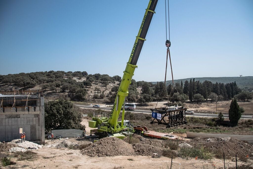 מקווה הטהרה הועתק מהשטח ומונף לצורך העברת ( צילום: יולי שוורץ, רשות העתיקות) מקווה הטהרה הועתק מהשטח ומונף לצורך העברת