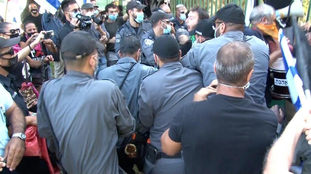 עימותים בין שוטרים למפגינים מחוץ לכנסת (צילום: אלכס גמבורג) אלימות בהפגנת הדגלים השחורים נגד חוק הגבלת ההפגנות