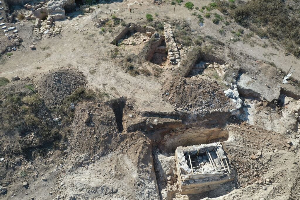 החווה החקלאית הקדומה ומקווה הטהרה (בתחתית התמונה) (צילום: עבד אברהים, רשות העתיקות) החווה החקלאית הקדומה ומקווה הטהרה (בתחתית התמונה)