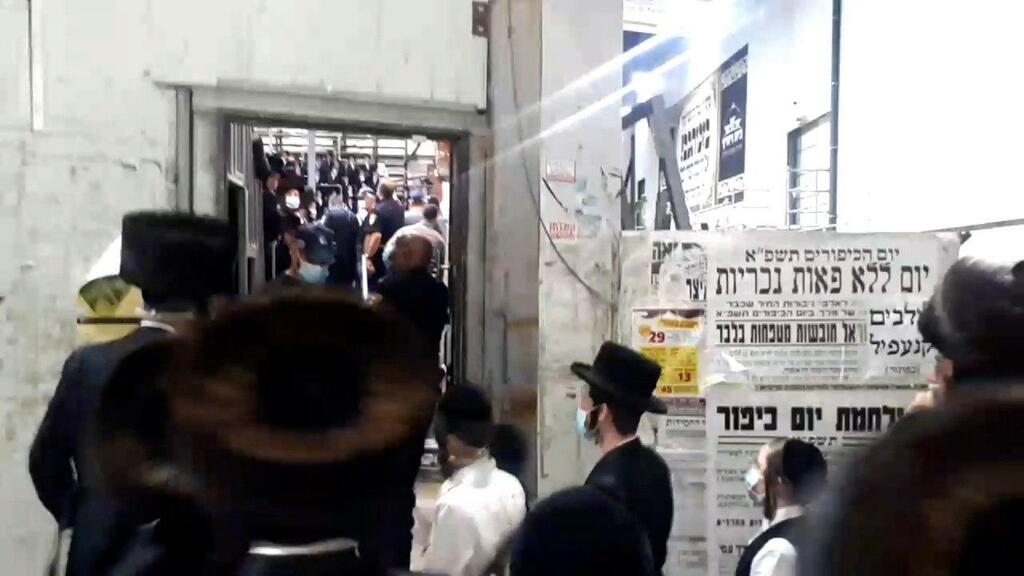 המשטרה מפזרת חסידי ויזניץ בבני ברק