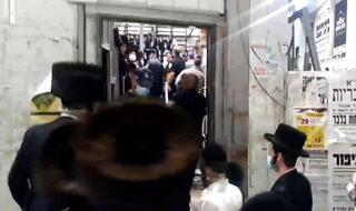 המשטרה מפזרת חסידי ויזניץ בבני ברק