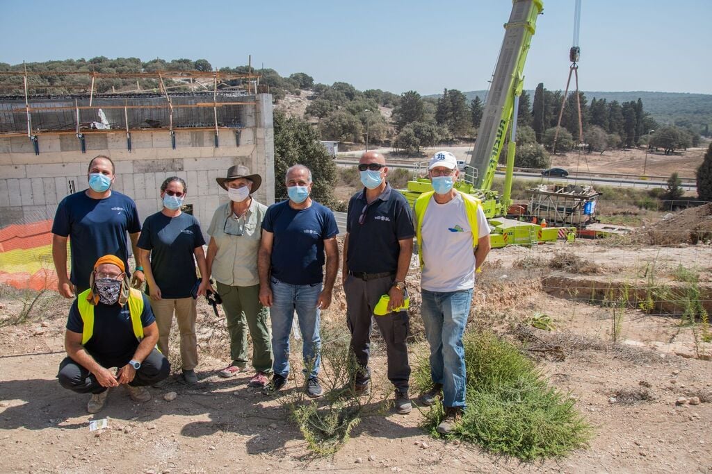 אנשי רשות העתיקות וקיבוץ חנתון על רקע המקווה המונף לפני העברתו לקיבוץ ( צילום: יולי שוורץ, רשות העתיקות) אנשי רשות העתיקות וקיבוץ חנתון על רקע המקווה המונף לפני העברתו לקיבוץ