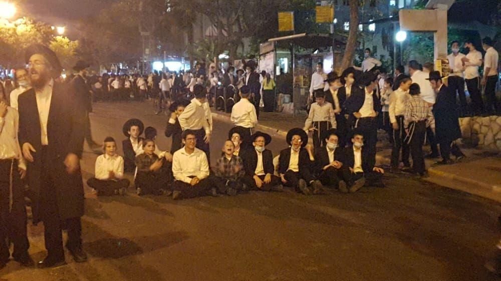 הפגנת חרדים בעיר מודיעין עילית כמחאה על העיכוב של חמישה אברכים בבית כנסת