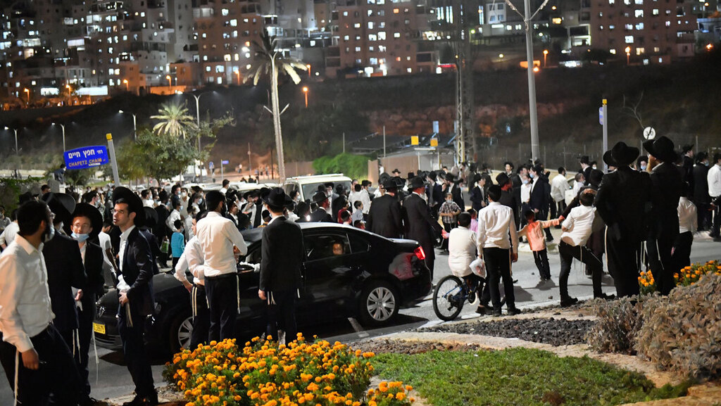 הפגנת חרדים בעיר מודיעין עילית כמחאה על העיכוב של חמישה אברכים בבית כנסת