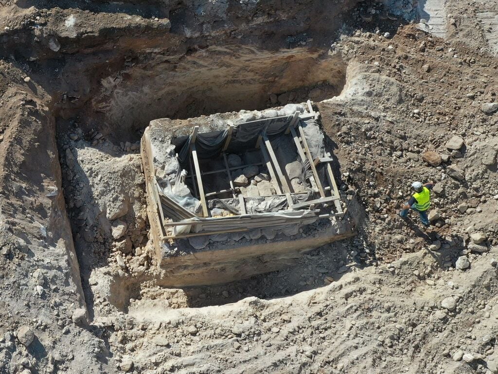 חפירת המקווה והכנתו להעתקה (צילום: עבד אברהים, רשות העתיקות) חפירת המקווה והכנתו להעתקה