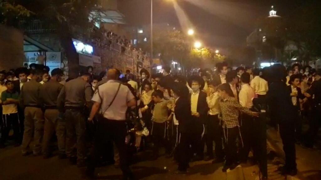 הפגנת חרדים בעיר מודיעין עילית כמחאה על העיכוב של חמישה אברכים בבית כנסת