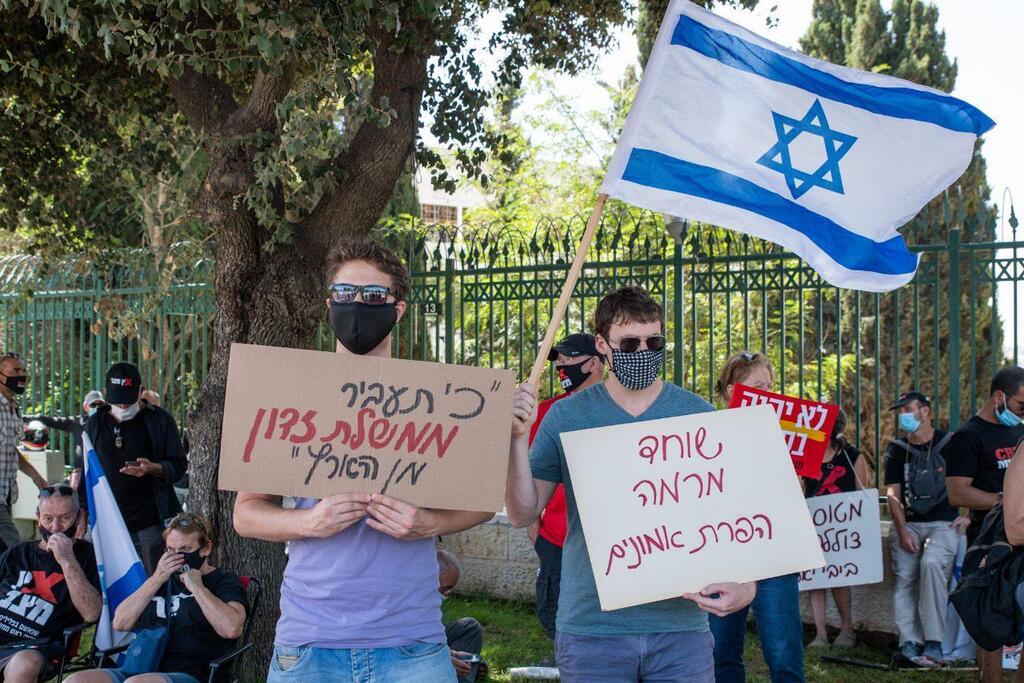מפגינים נגד התיקון לחוק (צילום: שלו שלום) הפגנת הדגלים השחורים נגד חוק הגבלת ההפגנות