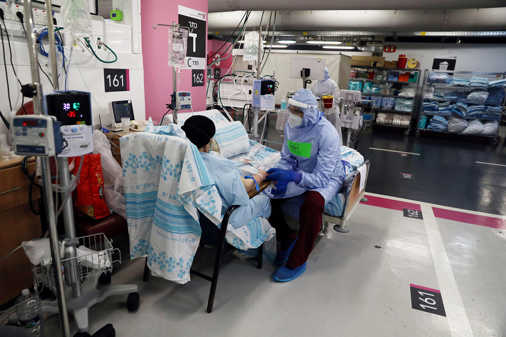 The coronavirus ward in the parking garage of the Rambam Healthcare Campus in Haifa (Photo: Reuters) מחלקת קורונה ברמב"ם חיפה
