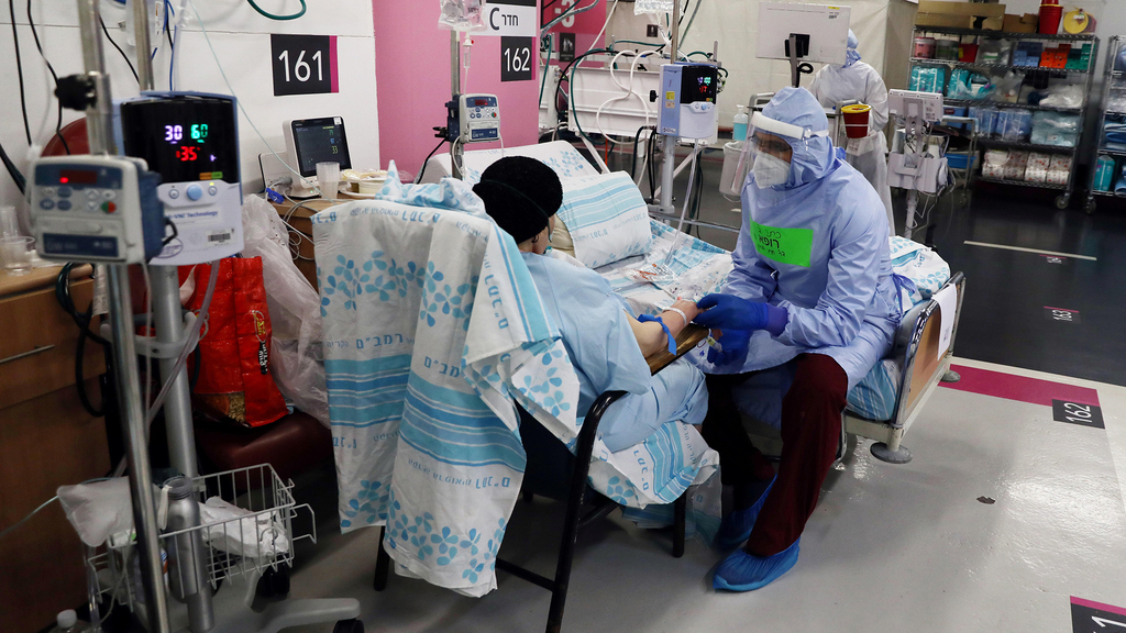 מחלקת קורונה בבית החולים רמב"ם בחיפה (צילום: רויטרס) מחלקת קורונה ברמב"ם חיפה