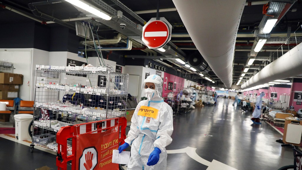 The coronavirus ward in the parking garage of the Rambam Healthcare Campus in Haifa (Photo: Reuters) מחלקת קורונה ברמב"ם חיפה
