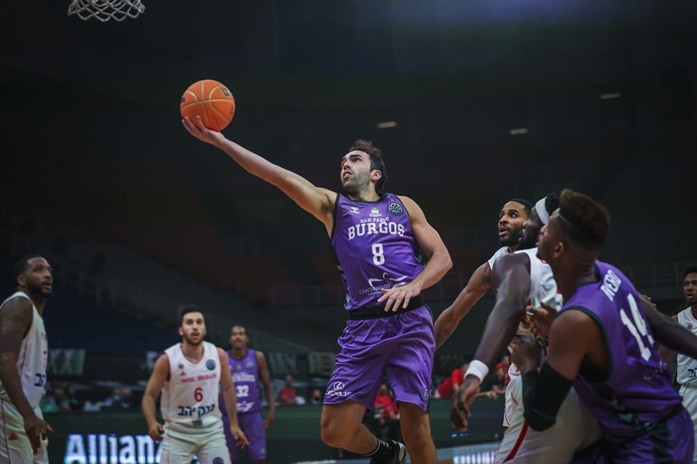 ויטור בניטה בדרך לעוד שתיים (צילום: Basketball Champions League) ויטור בניטה