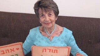 שומרת על אופטימיות בכל מצב 