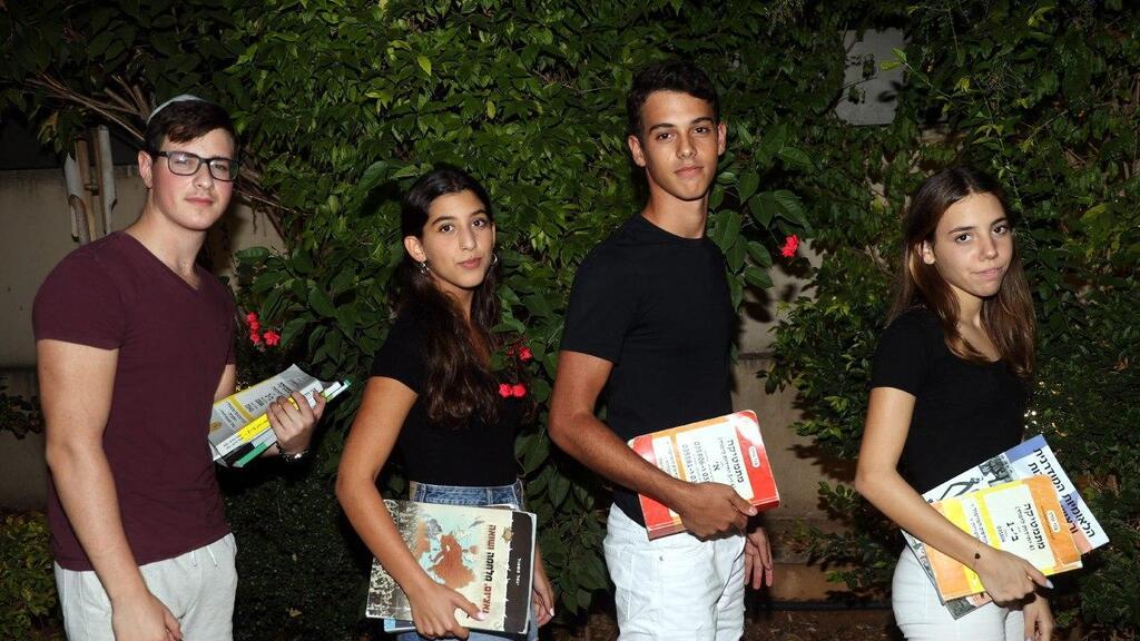 מימין לשמאל: דניה סמרוי, עידו שינדורף, עלמה איתן, נתנאל הריס (צילום: יריב כץ) מימין לשמאל: דנה סמרוי, עידו שינדורף, עלמה איתן, נתנאל הריס
