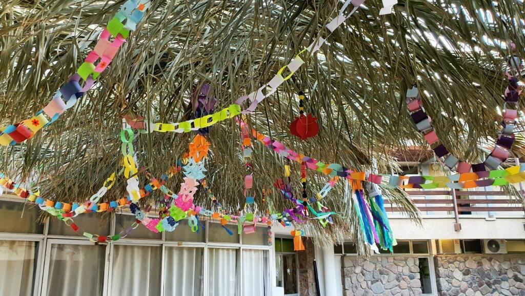 "רק בשביל האווירה" (צילום: קיבוץ אילות, הערבה הדרומית) סוכות בקיבוץ אילות