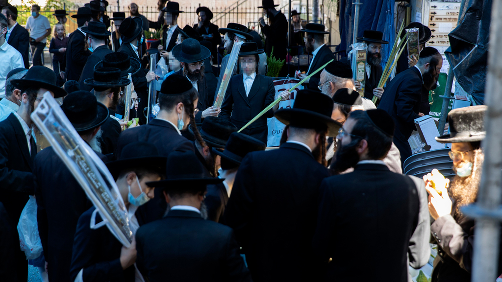 התקהלות חרדים בשכונת מאה שערים בירושלים. "מגיע לציבור הזה שנשחרר אותו מהעסקנים" (צילום: עמית שאבי) הכנות לערב סוכות במאה שערים