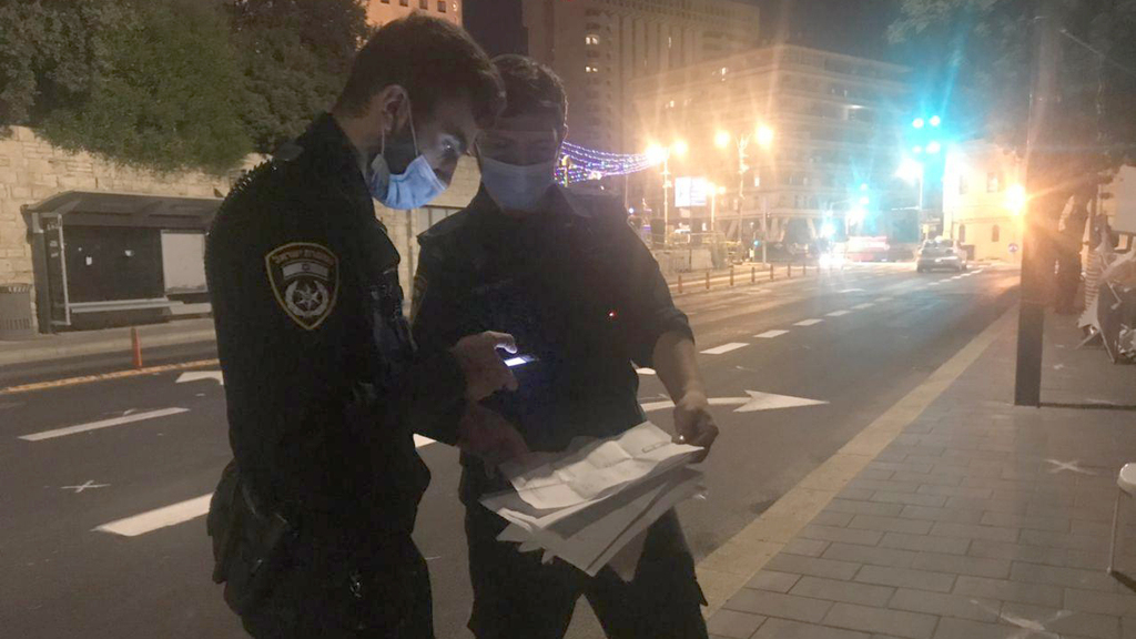 שוטרים בבלפור בודקים מסמכים למפגינים מפגינים בודדים בבלפור בערב סוכות