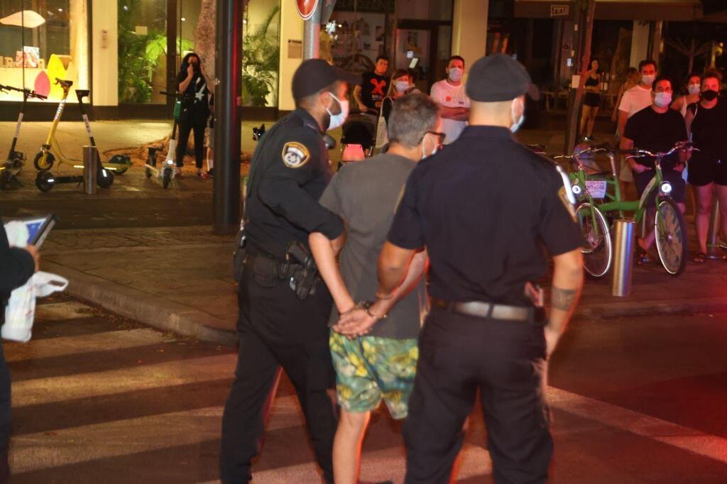 מעצר של מפגין בתל אביב (צילום: מוטי קמחי ) מעצר בתל אביב
