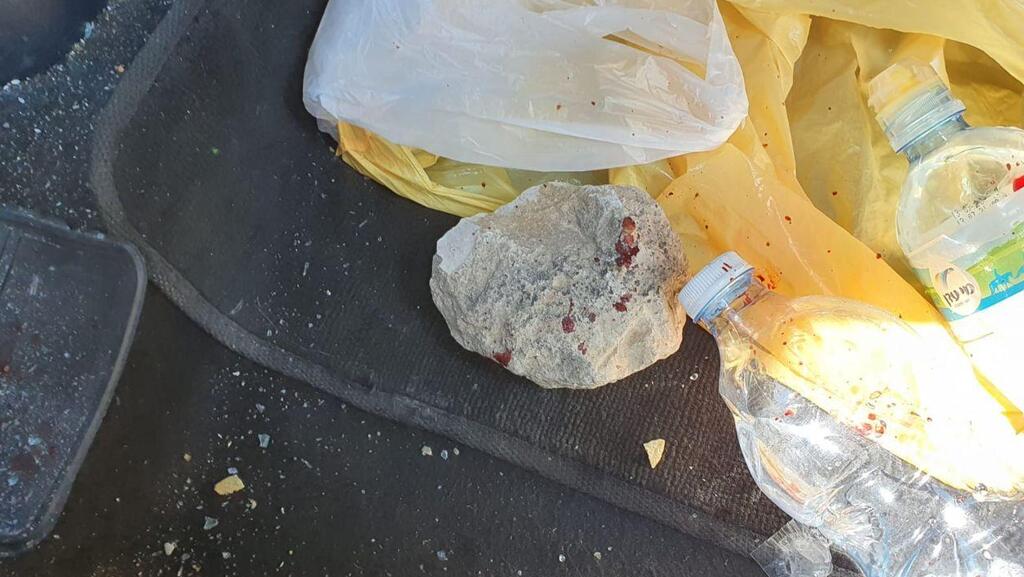 האבן שיידו המחבלים (צילום: TPS) ילדה בת 10 נפצעה מטרור אבנים