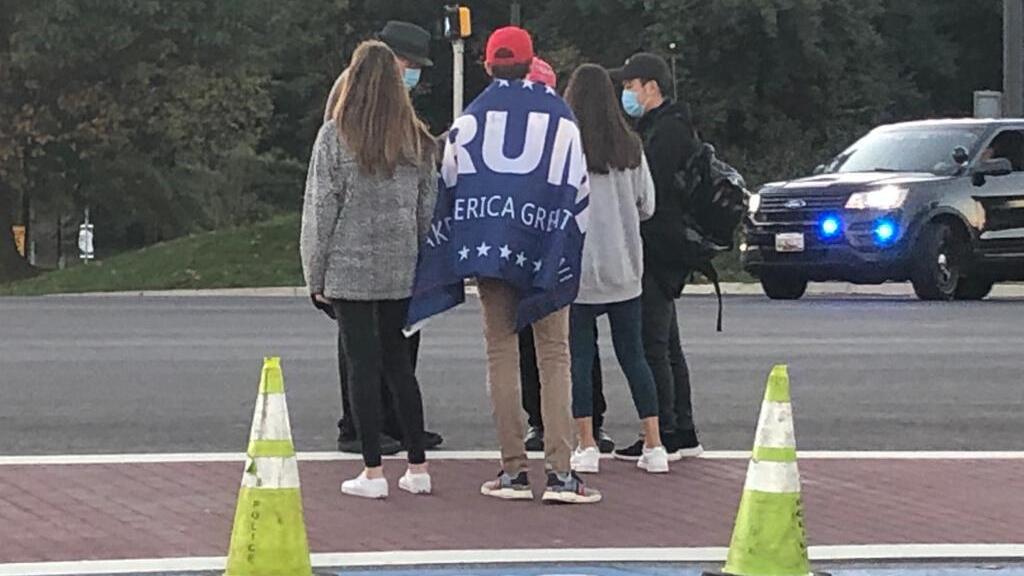 תומכי הנשיא טראמפ מחוץ לבית החולים (צילום: אורלי אזולאי) תומכי הנשיא טראמפ מחוץ לבית החולים