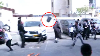 התקהלות של עשרות מחוץ לבית תפילה בביתר עילית מספר מתקהלים  החלו ליידות אבנים לעבר השוטרים