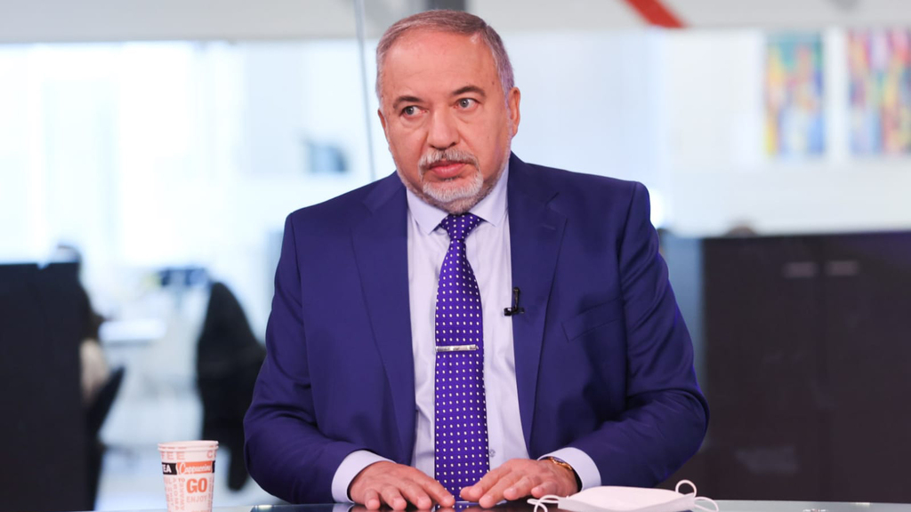 "כל ההתנהלות של נתניהו היא רק להציל את עצמו". ח"כ ליברמן באולפן ynet (צילום: יריב כץ) אביגדור ליברמן באולפן ynet